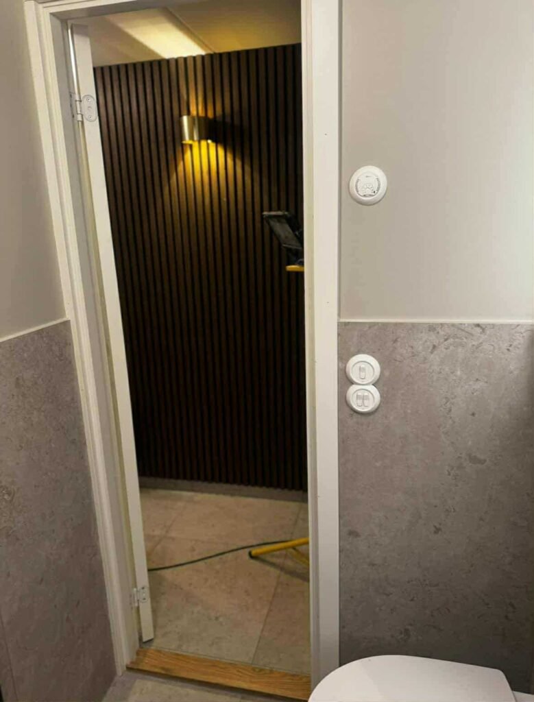 Badrumsdörr med installerad belysning i Höganäs