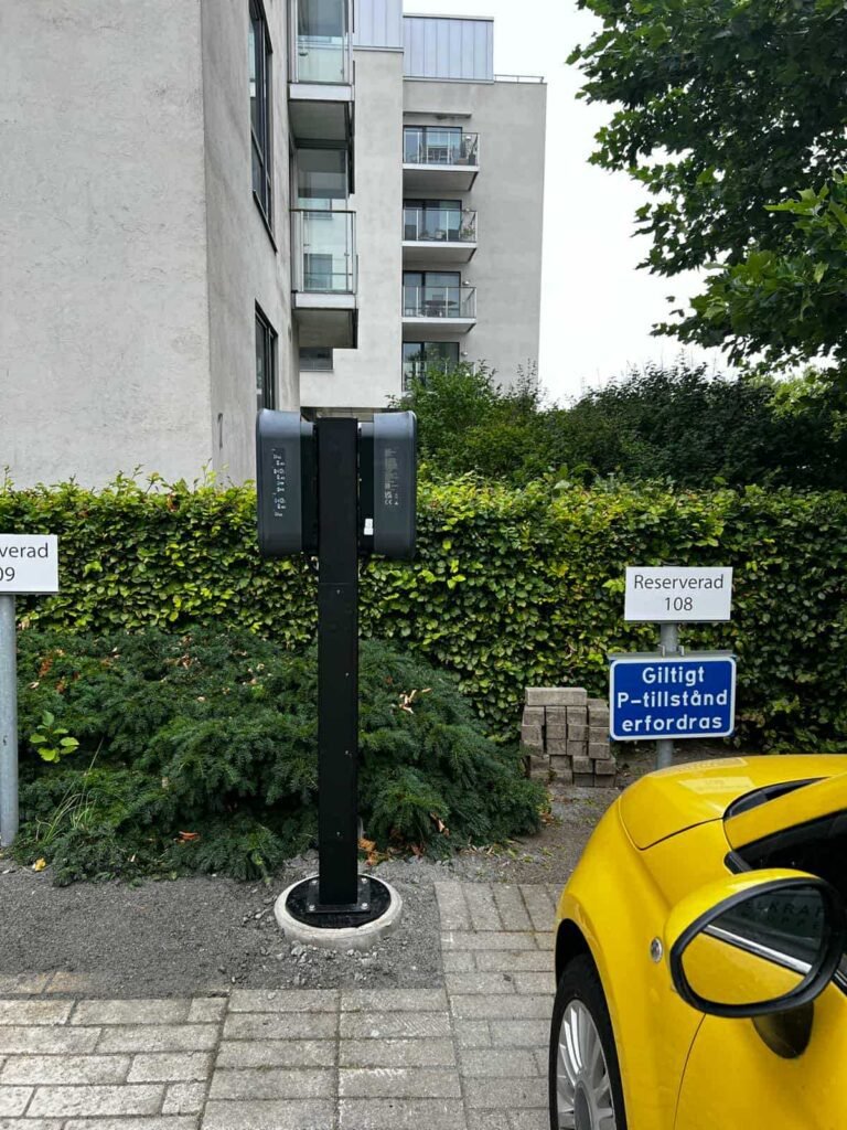 Belysning installerad runt spegel i badrum i Höganäs